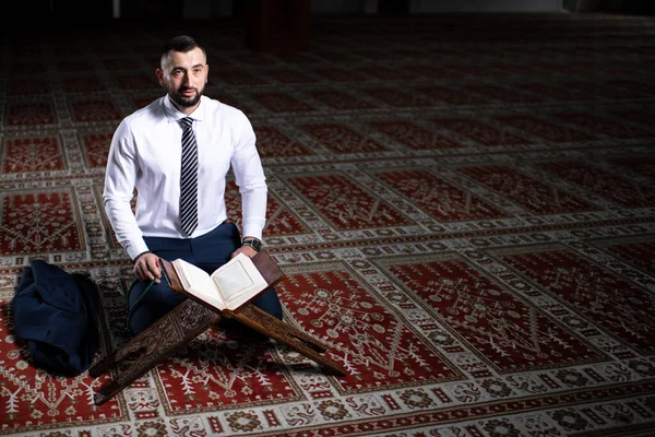 Homem Atraente Fazendo Oração Tradicional Deus Allah Mesquita — Fotografia de Stock