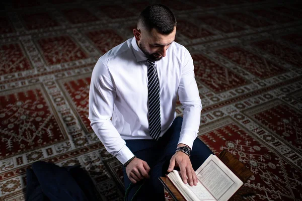 モスクで神様に伝統的な祈りを捧げる魅力的な男 — ストック写真