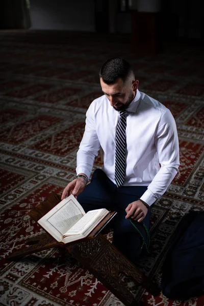 Zakenman Moslim Doet Traditioneel Gebed Tot God Allah Moskee — Stockfoto