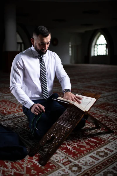 Homme Attrayant Faisant Prière Traditionnelle Dieu Allah Dans Mosquée — Photo