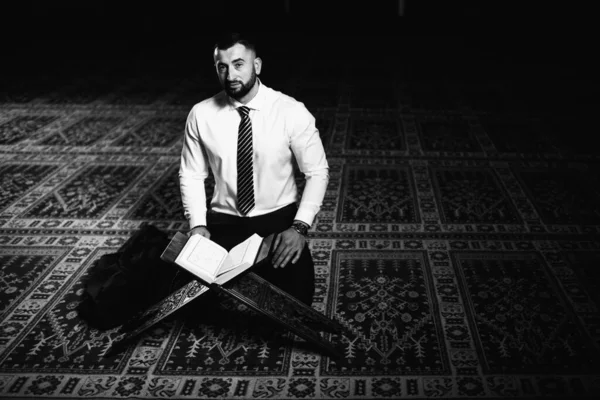 Empresario Musulmán Haciendo Oración Tradicional Dios Alá Mezquita —  Fotos de Stock