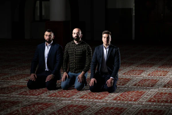 Porträtt Tre Ung Muselman Göra Traditionell Bön Till Gud Allah — Stockfoto