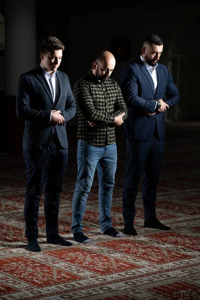 Portret Van Een Drie Jonge Moslimmannen Die Traditioneel Bidden Tot — Stockfoto
