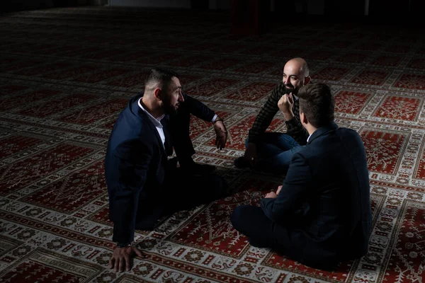 Groupe Musulmans Assis Sur Tapis Après Avoir Prié Dans Mosquée — Photo