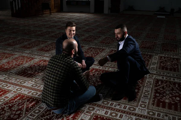 Grupo Muçulmanos Sentados Tapete Depois Rezar Mesquita — Fotografia de Stock