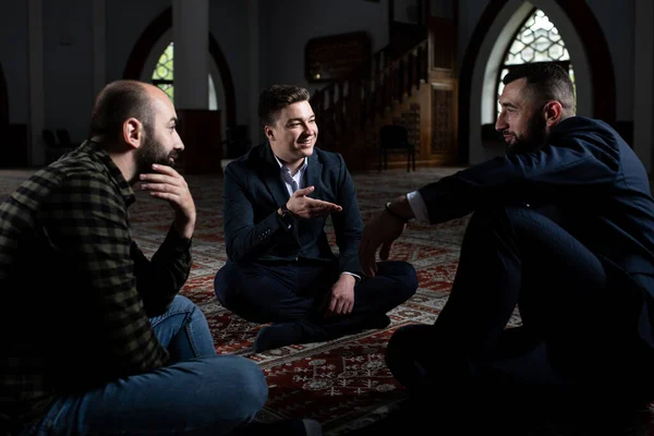 イスラム教徒のグループは モスクで祈る後 カーペットの上に座って — ストック写真