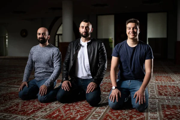 Três Muçulmanos Estão Orando Mesquita — Fotografia de Stock