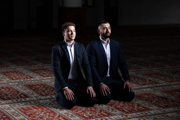 Två Affärsman Muselman Göra Traditionell Bön Till Gud Allah Moskén — Stockfoto