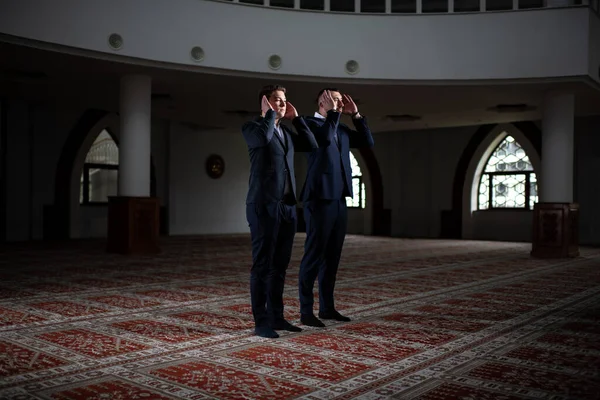 Två Attraktiv Man Göra Traditionell Bön Till Gud Allah Moskén — Stockfoto