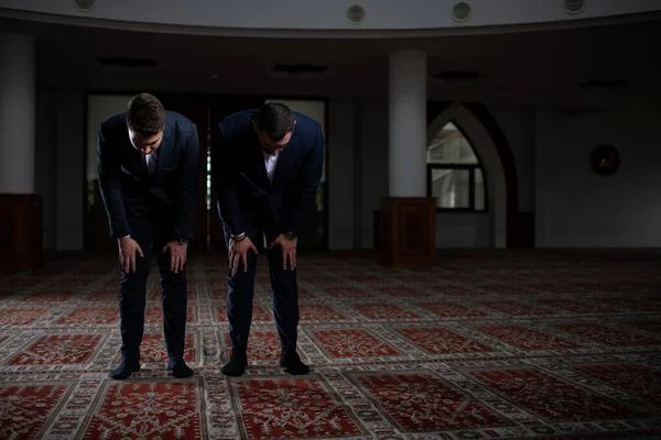 Dois Homem Atraente Fazendo Oração Tradicional Deus Allah Mesquita — Fotografia de Stock