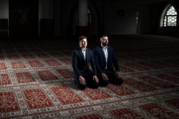 Twee Aantrekkelijke Mannen Die Traditioneel Bidden Tot God Allah Moskee — Stockfoto