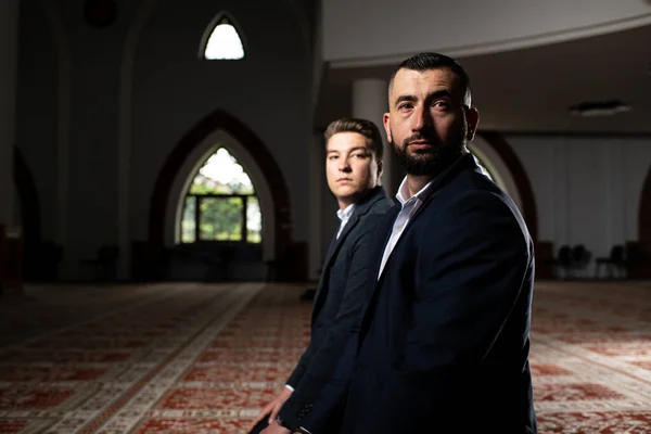 Deux Hommes Attirants Faisant Prière Traditionnelle Dieu Allah Dans Mosquée — Photo