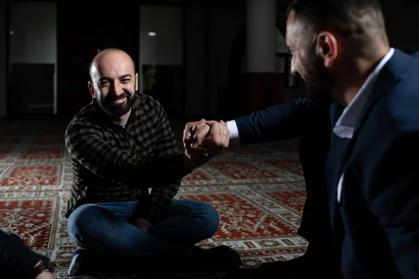 Bir Grup Müslüman Camide Namaz Kılıyor Sıkışıyorlar — Stok fotoğraf