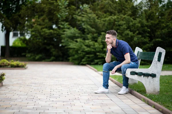 Portret Van Een Zelfverzekerde Succesvolle Jongeman Met Een Blauw Hemd — Stockfoto