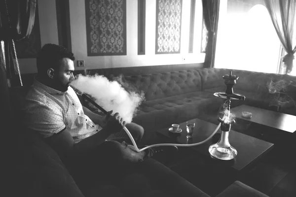 Junger Mann Raucht Shisha Arabischem Restaurant Mann Atmet Rauch Aus — Stockfoto
