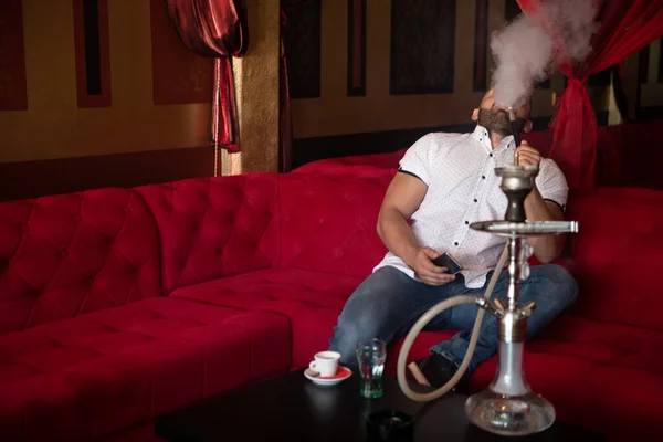 Fiatal Férfi Dohányzás Shisha Arab Étteremben Férfi Kilégzés Füst Belélegzése — Stock Fotó