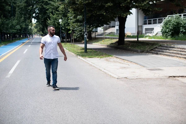 Retrato Jovem Confiante Bem Sucedido Com Camiseta Branca Andando Fora — Fotografia de Stock