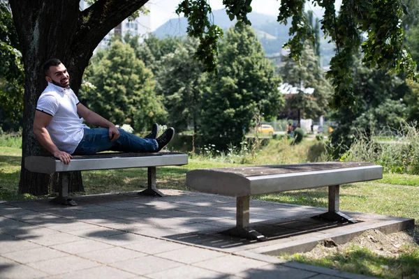 Retrato Joven Confiado Exitoso Con Camisa Blanca Afuera Parque Sentado — Foto de Stock