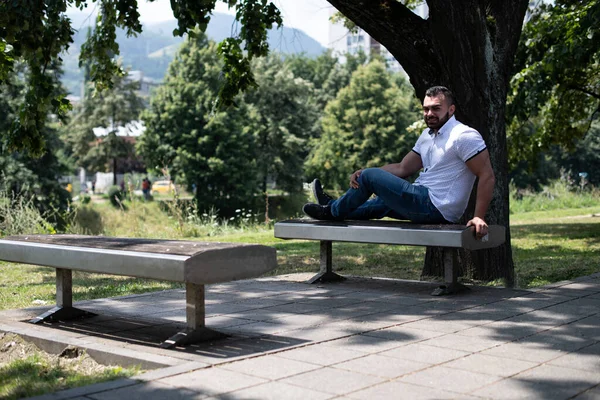 Portrait Confident Successful Young Man White Shirt Park Sitting Bench — Stock Photo, Image