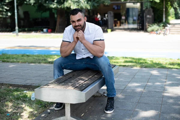 Portrét Sebevědomého Úspěšného Mladého Muže Bílou Košilí Venku Parku Sedí — Stock fotografie