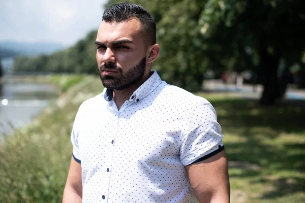 Retrato Jovem Confiante Bem Sucedido Com Camiseta Branca Fora Parque — Fotografia de Stock