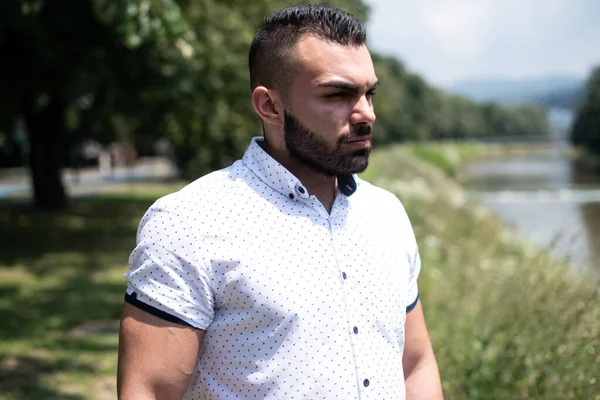 Portrait Jeune Homme Confiant Prospère Avec Shirt Blanc Debout Extérieur — Photo