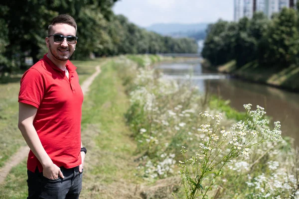 Portret Van Een Zelfverzekerde Succesvolle Jongeman Met Rood Shirt Buiten — Stockfoto