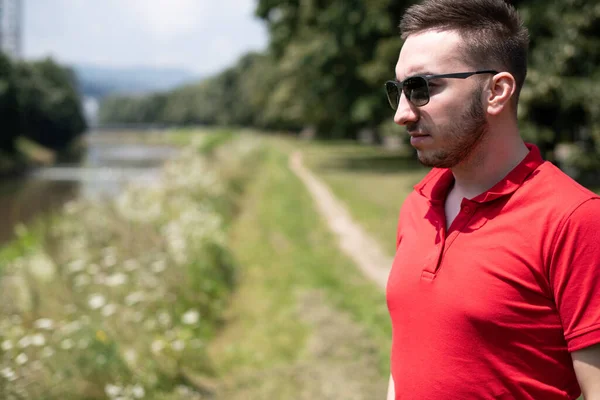 Portret Van Een Zelfverzekerde Succesvolle Jongeman Met Rood Shirt Buiten — Stockfoto