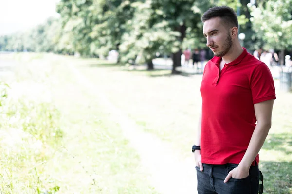 Porträt Eines Selbstbewussten Und Erfolgreichen Jungen Mannes Mit Rotem Shirt — Stockfoto