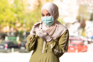 Koruyucu Maske ve Eldiven Giyen Müslüman Doktor Hemşire Virüs Kan Testi Yapıyor