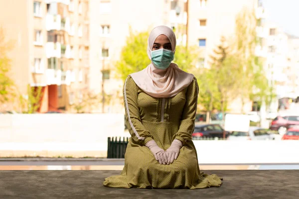 Mujer Musulmana Joven Rezando Aire Libre Usando Máscara Protectora Guantes —  Fotos de Stock