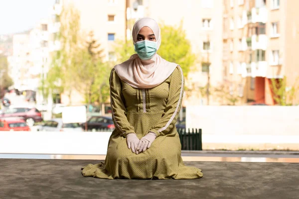 Jonge Moslim Vrouw Bidden Moskee Met Chirurgische Masker Handschoenen — Stockfoto