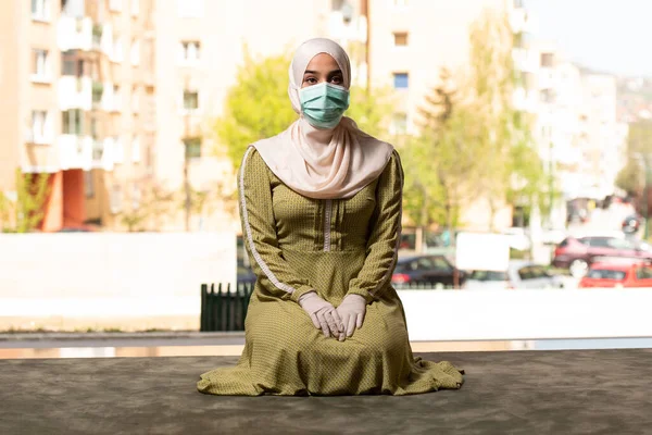 Jonge Moslimvrouw Biddend Buiten Het Dragen Van Beschermende Maskers Handschoenen — Stockfoto