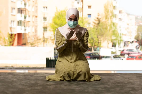 Genç Müslüman Kadın Koruyucu Maske Eldiven Giyiyor — Stok fotoğraf