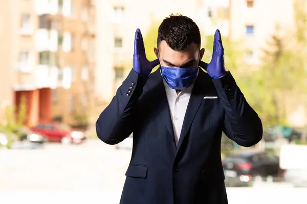 Junger Muslimischer Mann Betet Freien Und Trägt Schutzmaske Und Handschuhe — Stockfoto