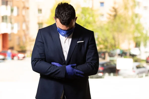 Jonge Moslimman Biddend Buiten Het Dragen Van Beschermende Maskers Handschoenen — Stockfoto