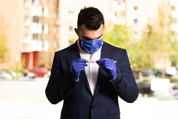 Schöner Geschäftsmann Mit Schutzmaske Und Handschuhen Hält Virus Bluttest — Stockfoto