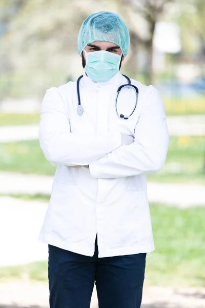 Portret Van Een Vermoeide Blanke Man Voor Een Park Coronavirus — Stockfoto