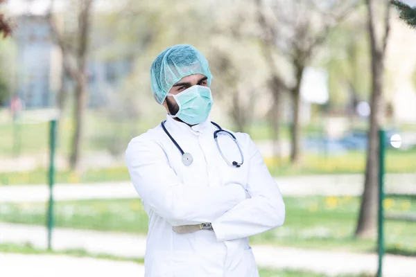 Portret Van Een Vermoeide Blanke Man Voor Een Park Coronavirus — Stockfoto