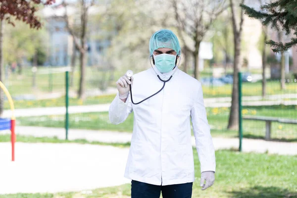 Retrato Doctor Caucásico Cansado Frente Parque Enfermedad Por Virus Covid — Foto de Stock