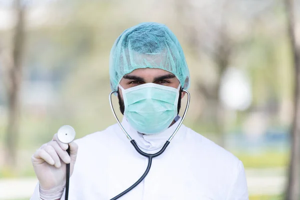 Portrait Médecin Caucasien Épuisé Fatigué Devant Parc Maladie Virus Coronavirus — Photo