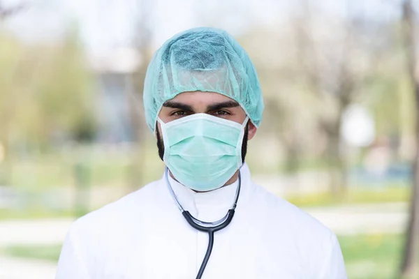 Retrato Doctor Caucásico Cansado Frente Parque Enfermedad Por Virus Covid — Foto de Stock