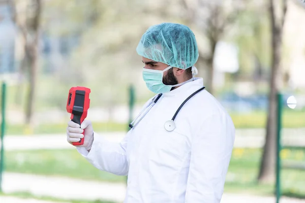 Doctor Man Gebruik Infrarood Voorhoofd Thermometer Pistool Lichaamstemperatuur Controleren Virus — Stockfoto