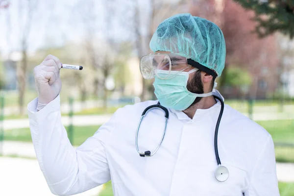 Γιατρός Ιατρός Νοσοκόμα Man Φορώντας Προστατευτική Μάσκα Και Γάντια Εκμετάλλευση — Φωτογραφία Αρχείου