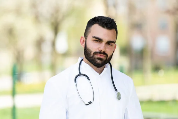 Portret Zmęczonego Mężczyzny Rasy Kaukaskiej Lekarza Bez Maski Przed Parkiem — Zdjęcie stockowe