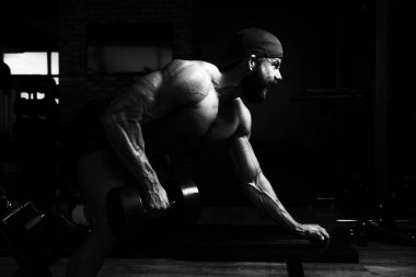 Kas Zindeliği Vücut Geliştirici Spor Salonu 'nda Salaklar İçin Ağır Ağırlık Egzersizi Yapıyor