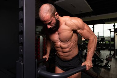 Kas Fitness vücut geliştirmeci Triceps ve paralel Bar salonunda göğsüne ağır egzersiz yaparak