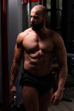 Kettle Bell ve Flexing Muscles ile Egzersiz Yapan Genç Adam - Kaslı Atletik Vücut Geliştirici Fitness Egzersizleri