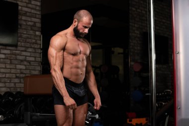 Spor Salonunda Güçlü Duran Genç Adam - Kas Atletik Vücut Geliştirici Spor Sonrası Spor Pozisyonu