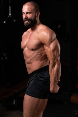 Spor Salonunda Güçlü Duran Genç Adam - Kas Atletik Vücut Geliştirici Spor Sonrası Spor Pozisyonu